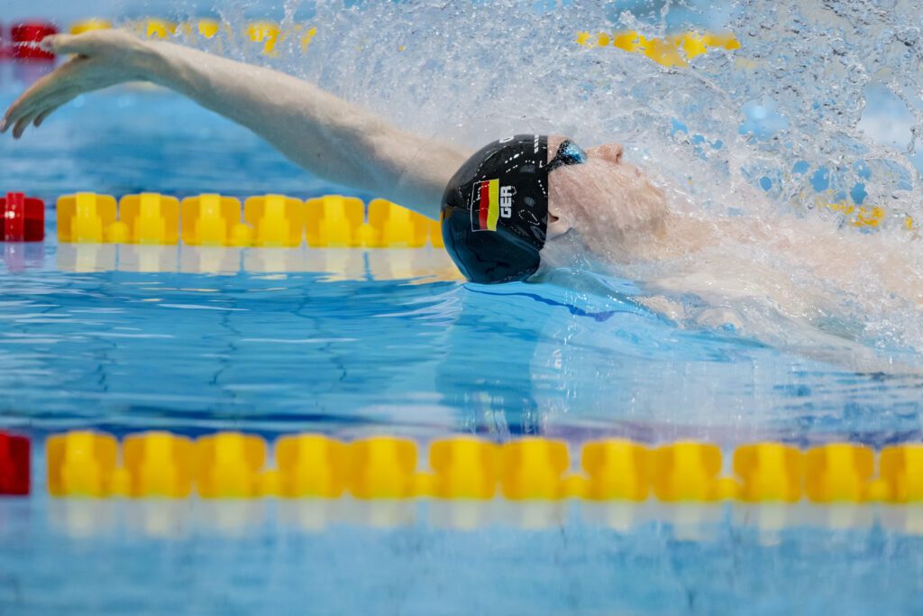 Vincent Passek taucht auf nach dem Rückenstart