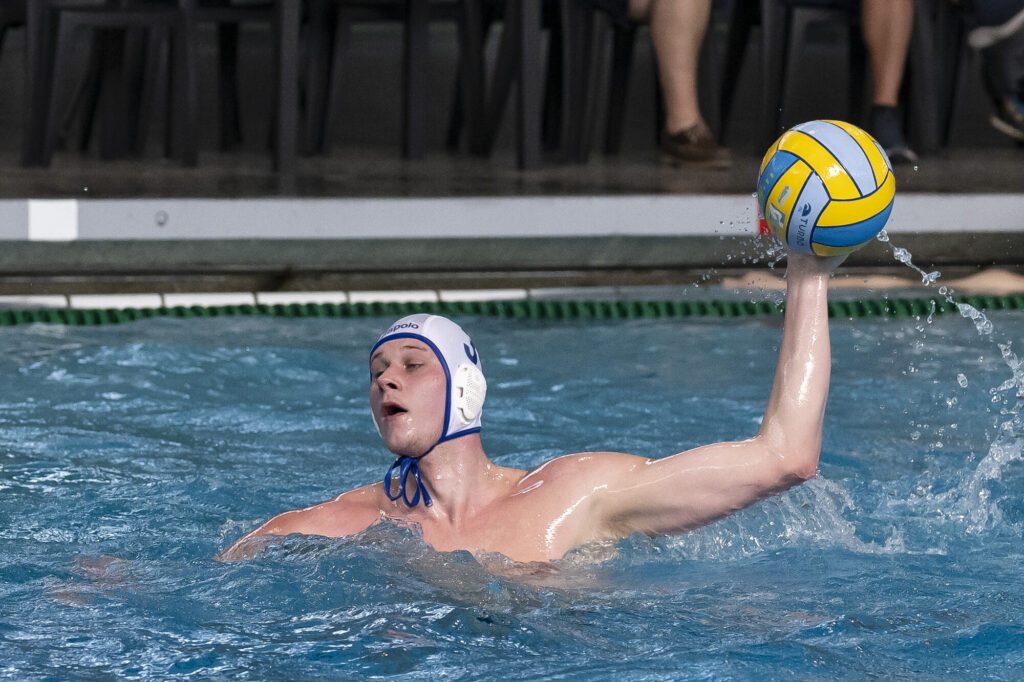 Wasserballer Niclas Schipper von Waspo 98 Hannover beim Wurf