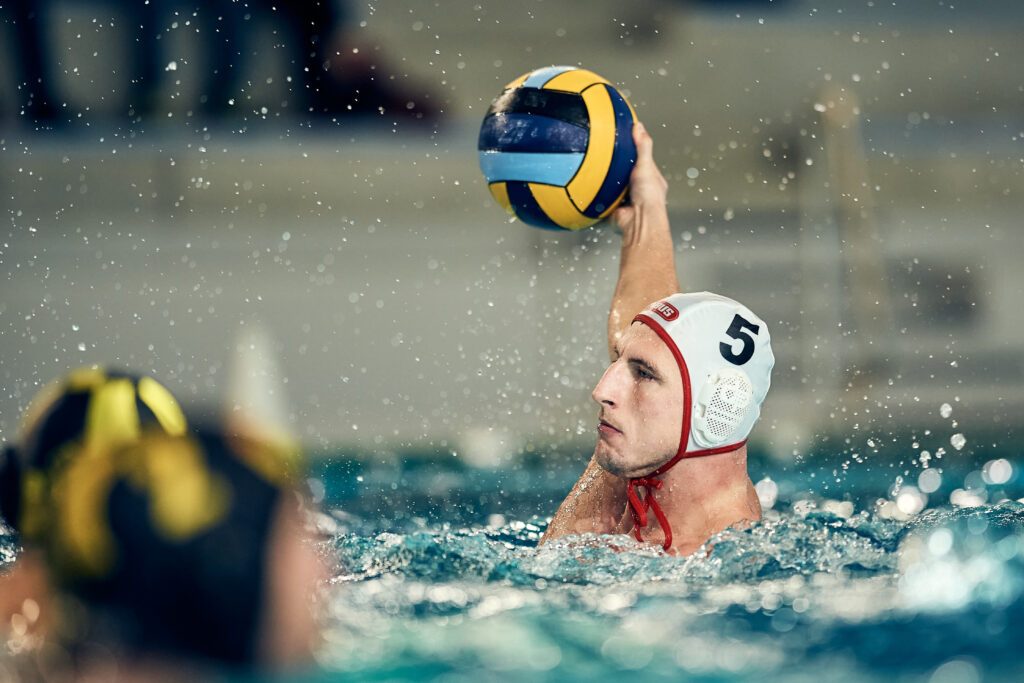 Wasserballer Marek Tkac von den Wasserfreunden Spandau 04 beim Wurf