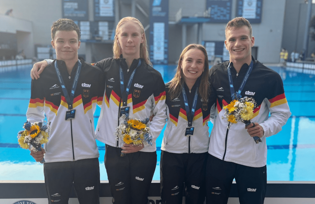 Das deutsche Wassersprung-Team mit Ole Rösler, Pauline Pfeif, Lena Hentschel und Moritz Wesemann posiert mit seinen Silbermedaillen aus dem Team-Event bei der Em 2025 in Belen in der Türkei