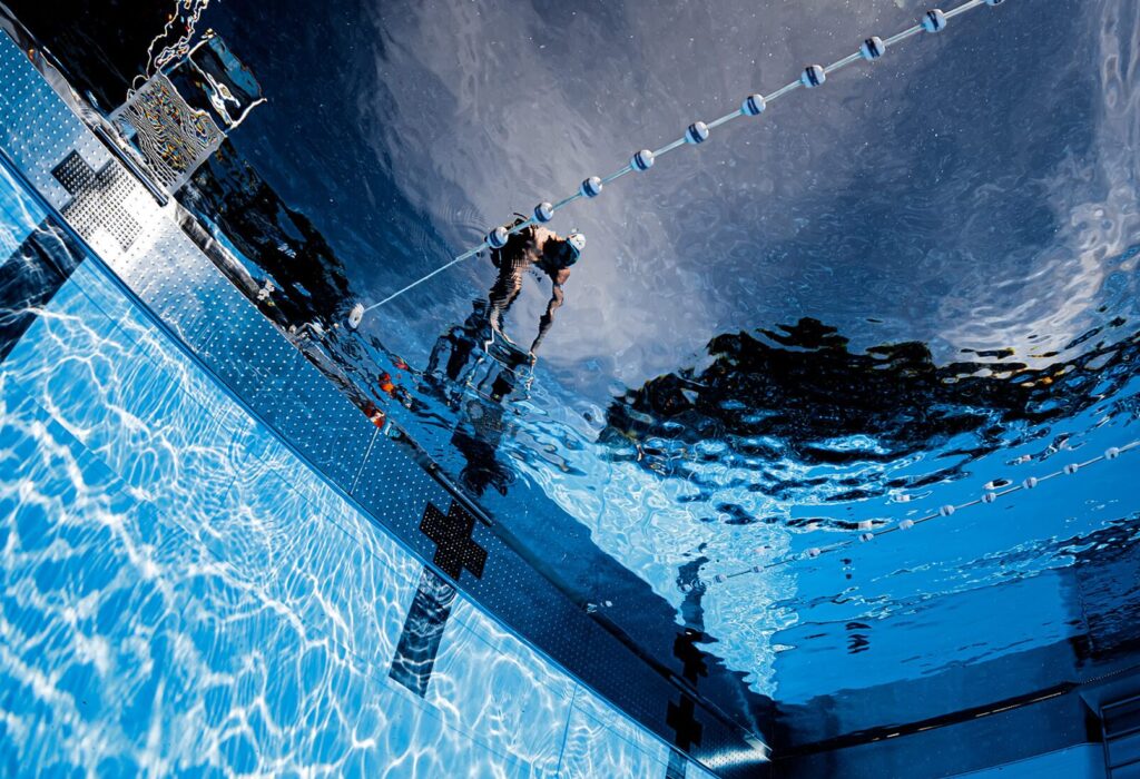 Ein schwimmer beim Startsprung