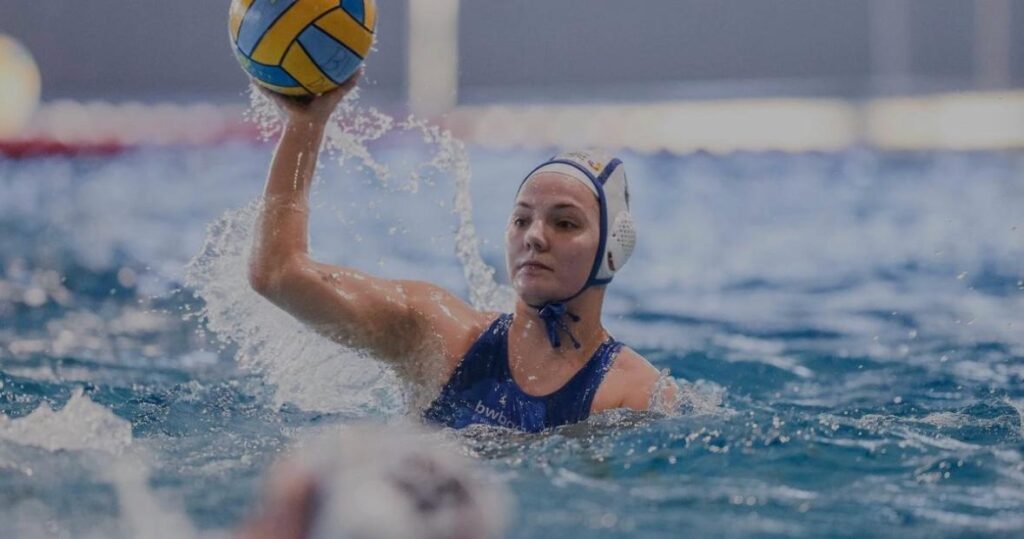 Wasserballerin Aylin Fry vom SV Blau-Weiß Bochum mit dem Ball