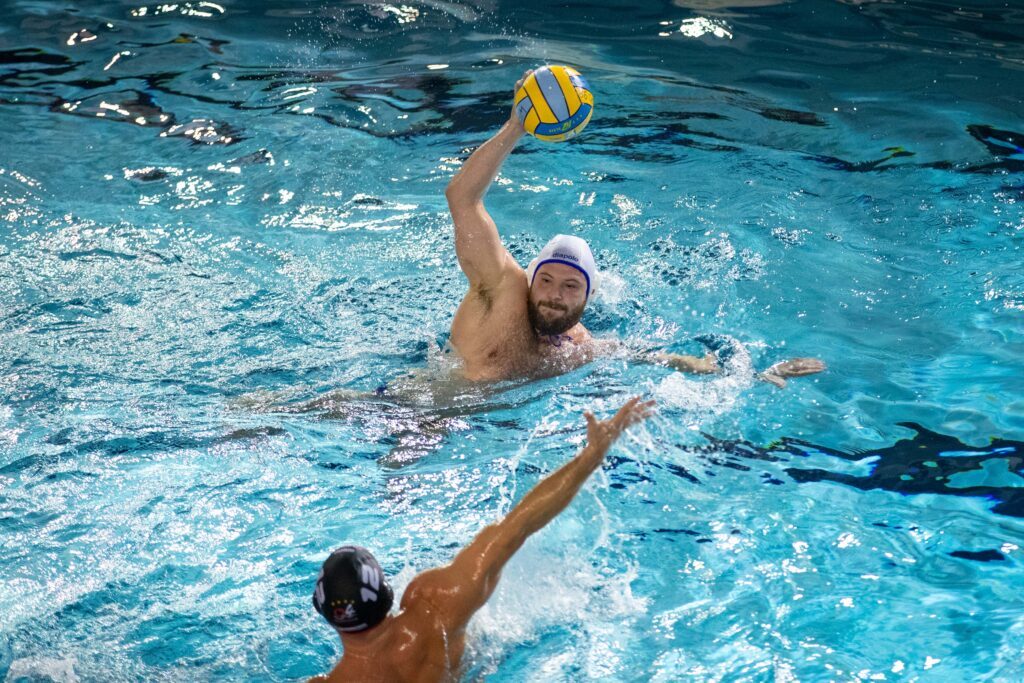 Wasserballer Denis Strelezkij von Waspo 98 Hannover im Supercup-Spiel im September 2024 gegen die Wasserfreunde Spandau 04