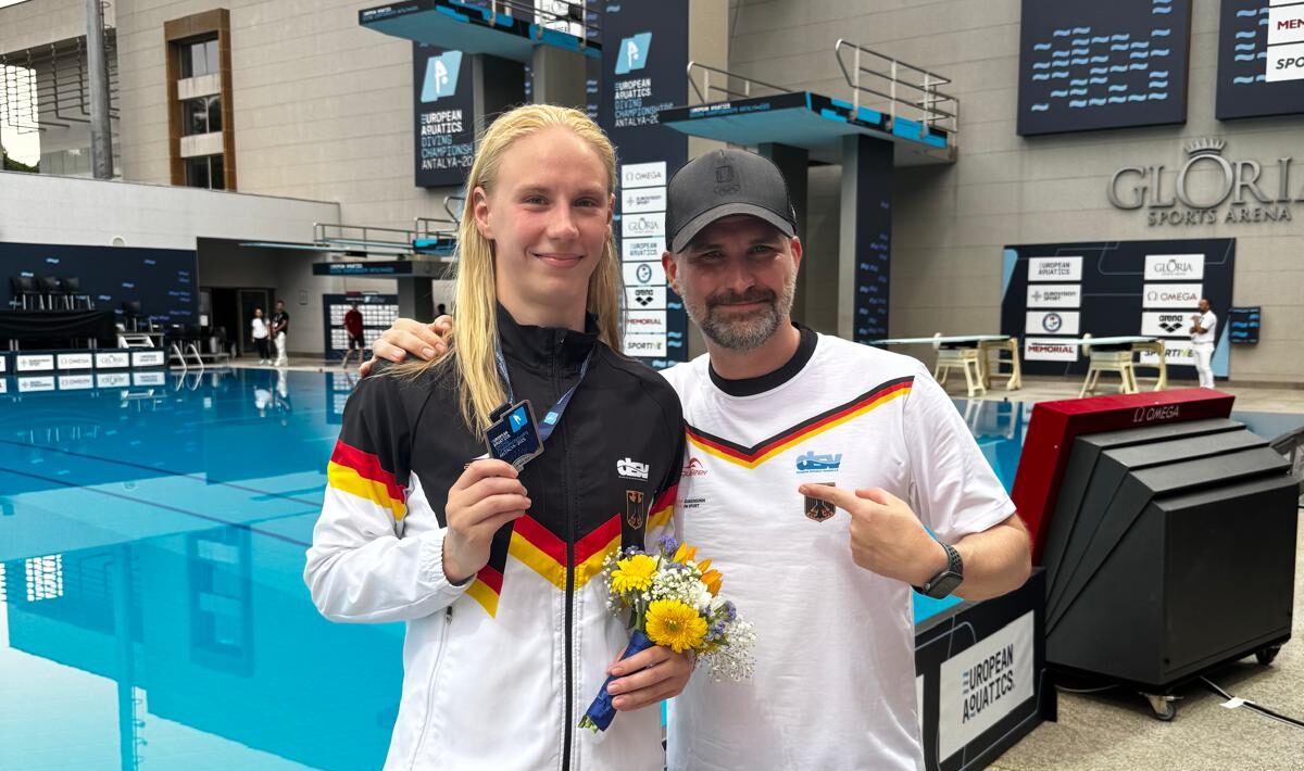 Paulie Pfeiff mit Bundestrainer Christoph Bohm nach ihrer Silbermedaille