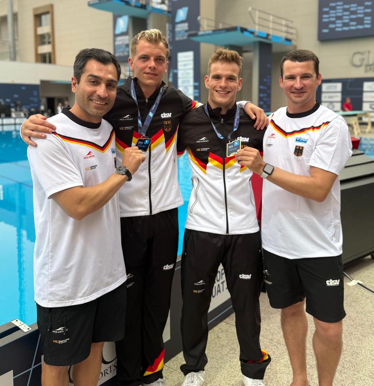 Timo Barthel und Moritz Wesemann mit ihren Trainern nach dem EM-Gold in Belek