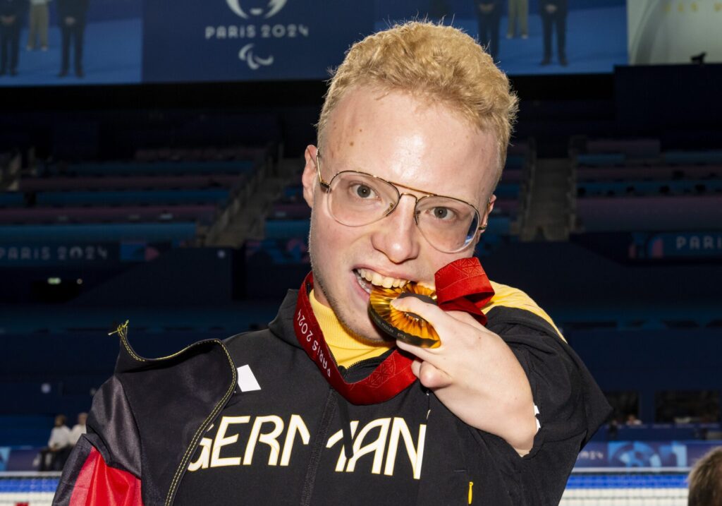 Josia Topf mit seiner Goldmedaille in Paris