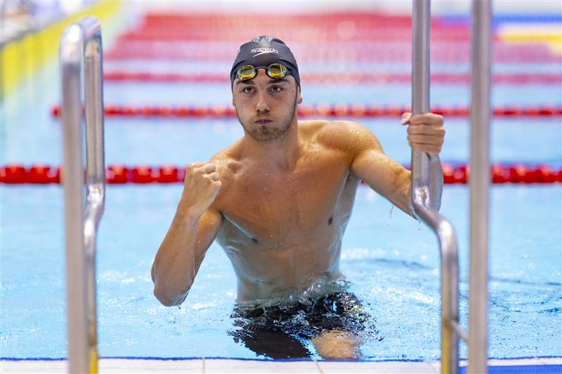 Para Schwimmer William Ellard aus Großbritannien steigt nach seinem Weltrekord über 800m Freistil bei der IDM 2025 in Berlin jubelnd aus dem Becken