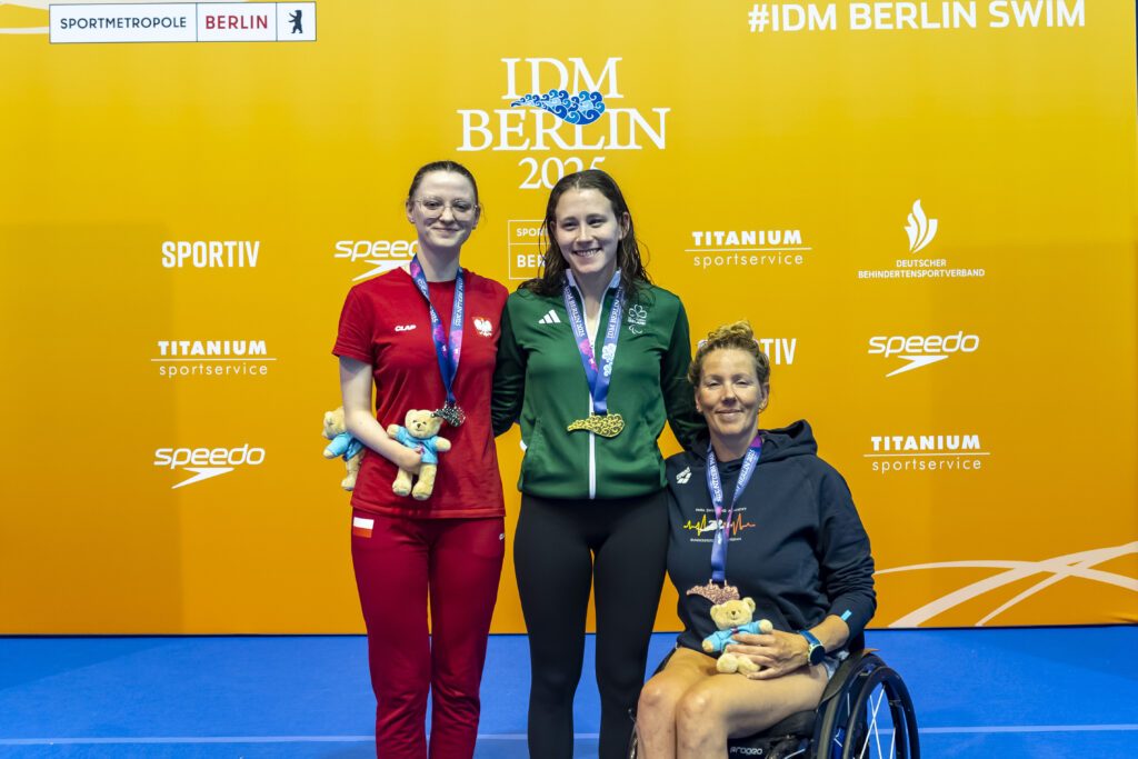 Das Siegerpodest über 50m Rücken bei der IDM 2025 im Para Schwimmen in Berlin mit Aleksandra Otchera (Polen), Siegerin Róisín Ní Ríain (Irland) und Verena Schott (Deutschland)