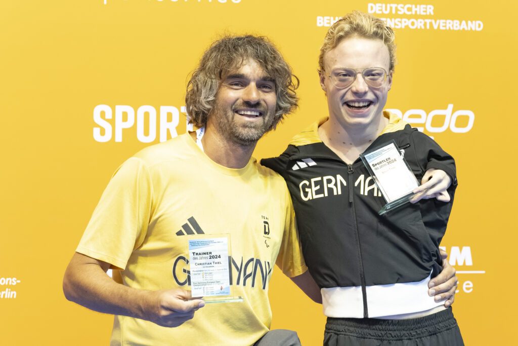 Josia Topf und sein Trainer Christian Thiel bei der Ehrung als Deutschlands Para Schwimmer 2024 nd als Trainer des Jahres 2024 im Para Schwimmen im Rahmen der IDM 2025 in Berlin