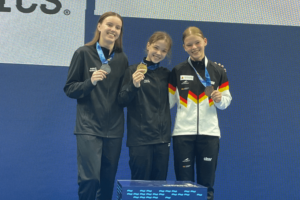Die Medaillengewinnerinnen im Turmspringen bei der JEM Wasserspringen 2025 in Athen, die Leipzigerin Jule Eisenberg gewinnt Bronze