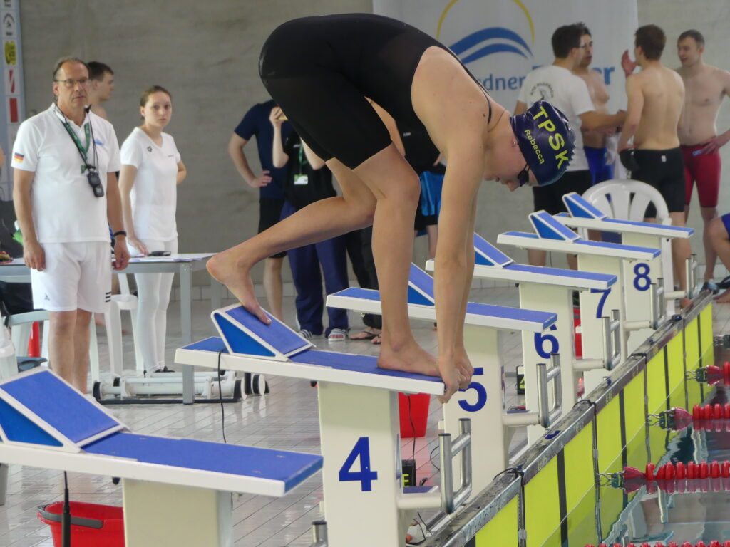 Eine Masters-Schwimmerin auf dem Startblock bei den Deutschen Masters-Meisterschaften 2025 in Dresden