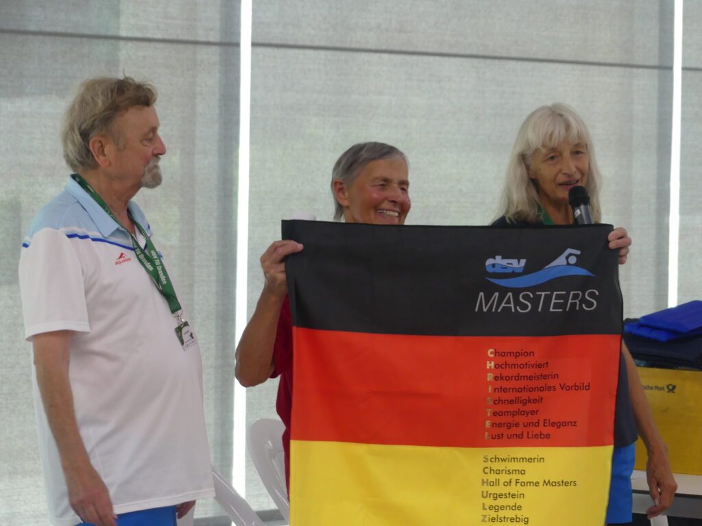 Masters-Schwimmerin Christel Schulz (85) wird bei den Deutschen Masters-Meisterschaften 2025 in Dresden verabschiedet
