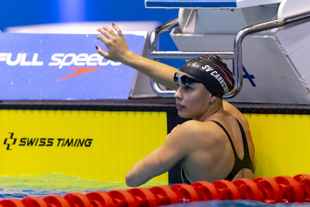 Schwimmerin Linda Roth nach dem Anschlag des Rennens über 100m Freistil. bei den Deutschen Jahrgangsmeisterschaften 2025 in Berlin