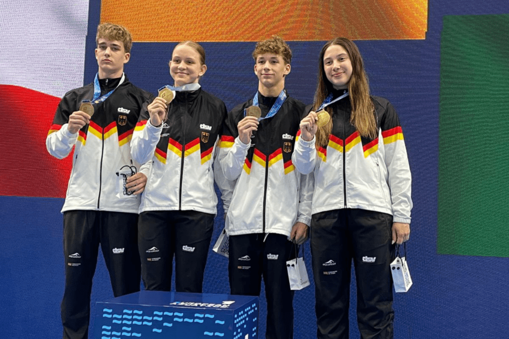 Die deutschen Wasserspringer Tim Kungel, Charlotte Lederer, Louis Aaron Förster und Mathilda Wendland bei der Siegerehrung der JEM 2025 in Athen mit ihren Goldmedaillen aus dem Team-Event
