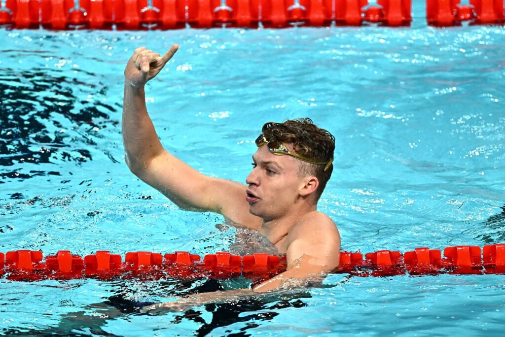 Frankreichs Schwimmstar Leon Marchand jubelt bei Olympia 2024 in Paris über eine seiner Goldmedaillen