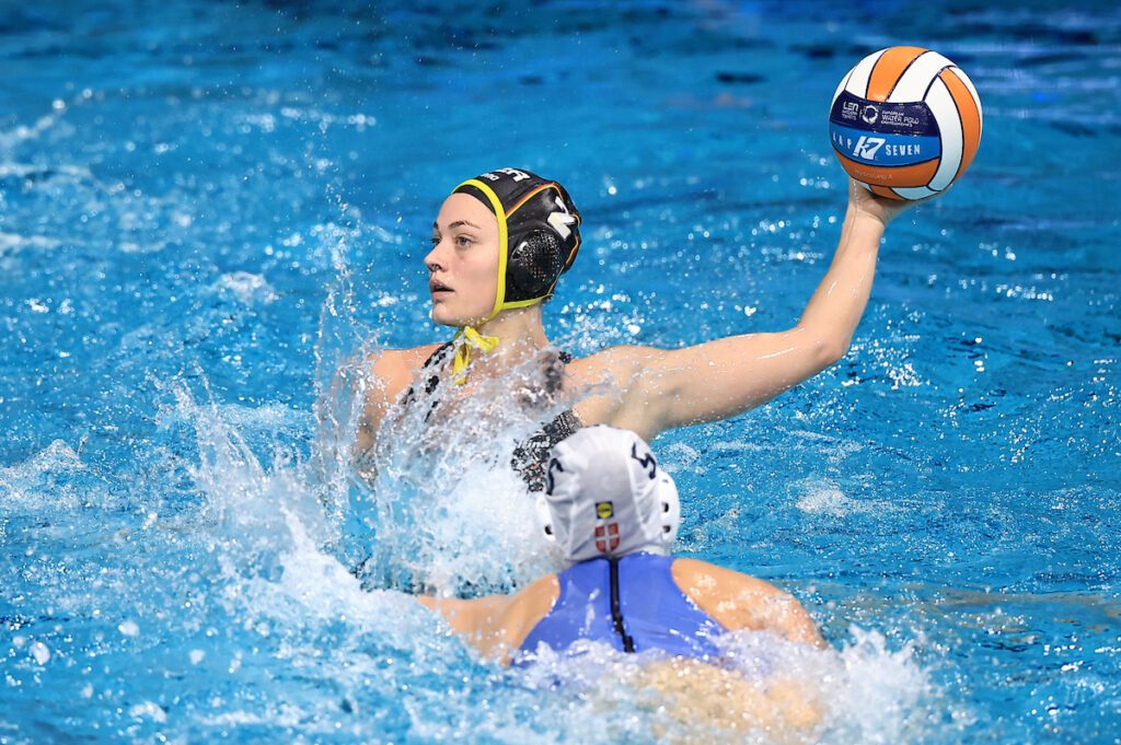 Wasserballerin Belén Vosseberg aus Deutschland wirft bei der EM 2024 in Eindhoven den Ball