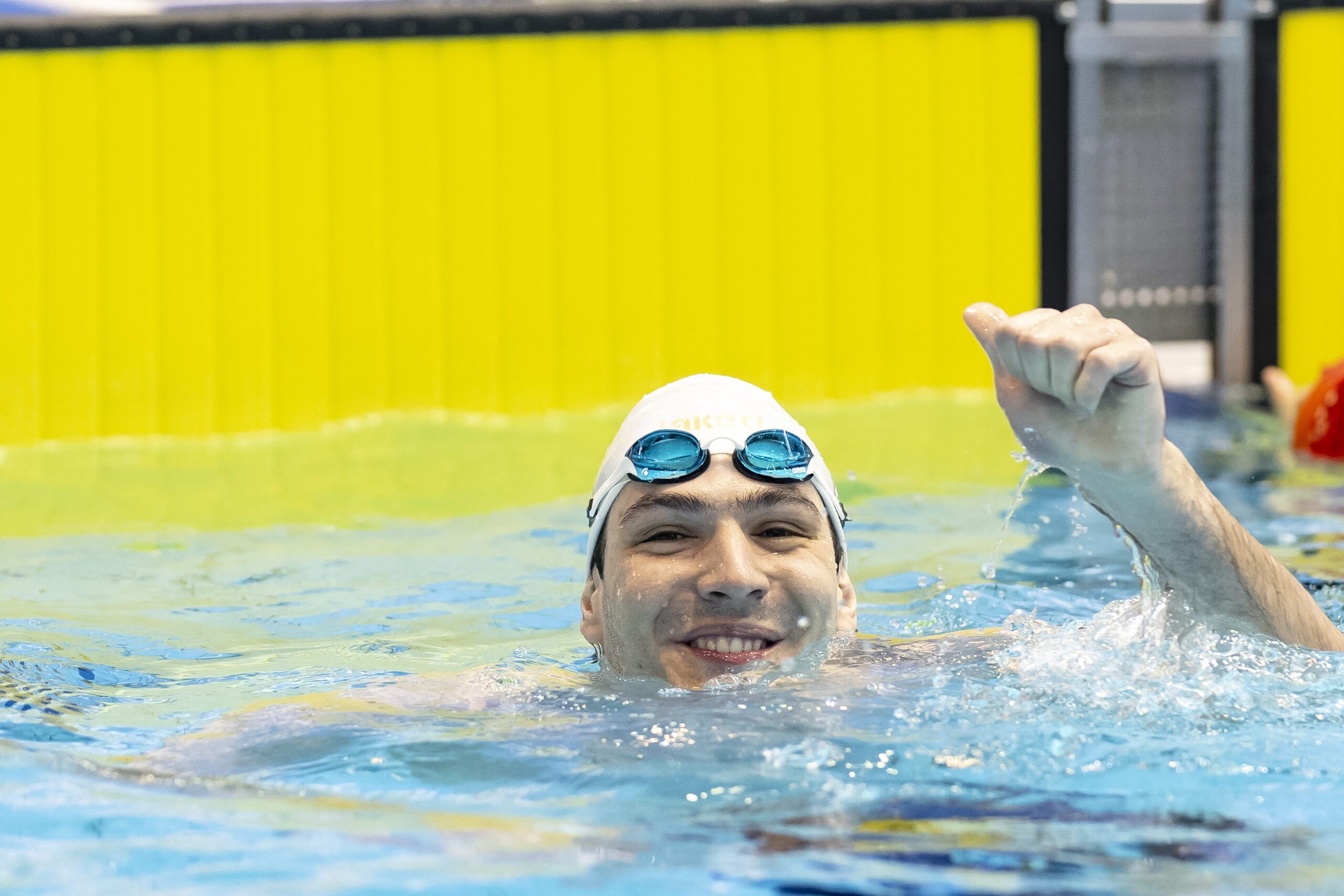 Para Schwimmer Antonio Fantin jubelt nach seinem Weltrekord im Wasser.