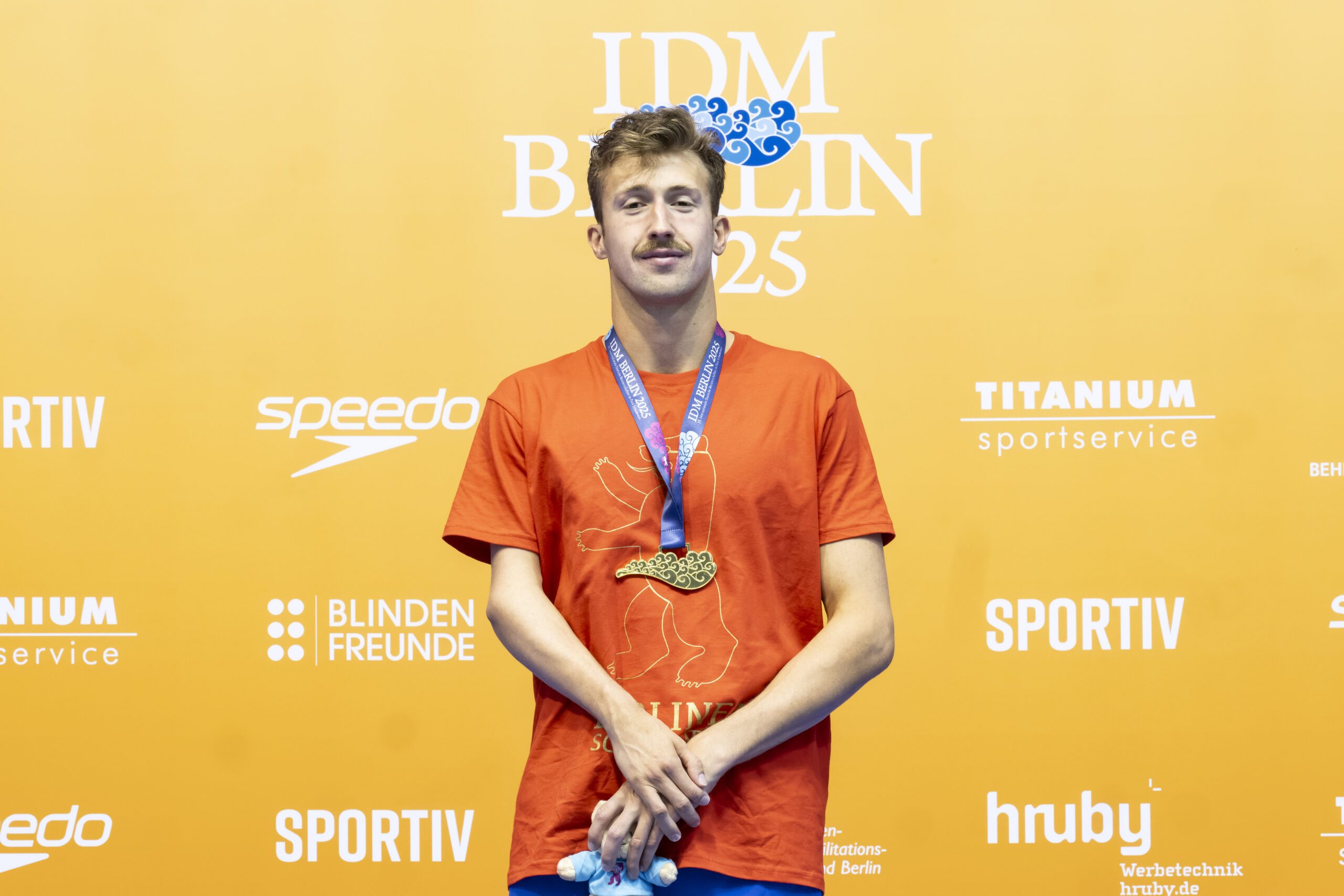 Para Schwimmer Malte Braunschweig mit seiner Goldmedaille bei der IDM-Siegerehrung an Tag 1.