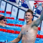 Taliso Engel vom deutschen Team jubelt bei den Paralympics 2024 in Paris über den Gewinn der Goldmedaille über 100m Brust