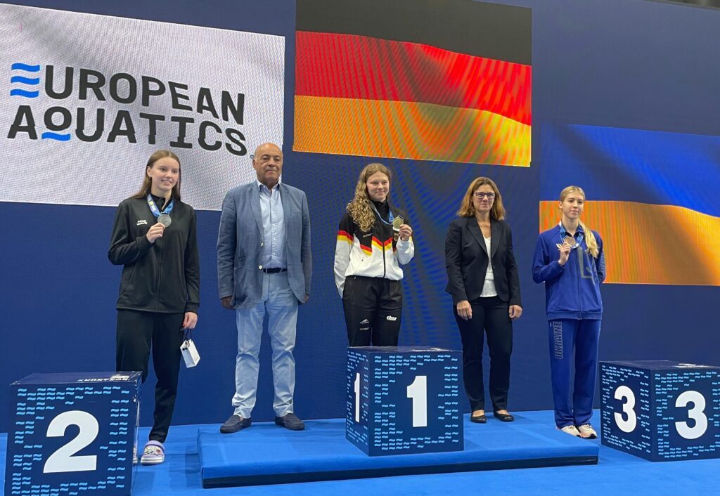 Emily Deml bei der Siegerehrung JEM-Gold vom 1m-Brett