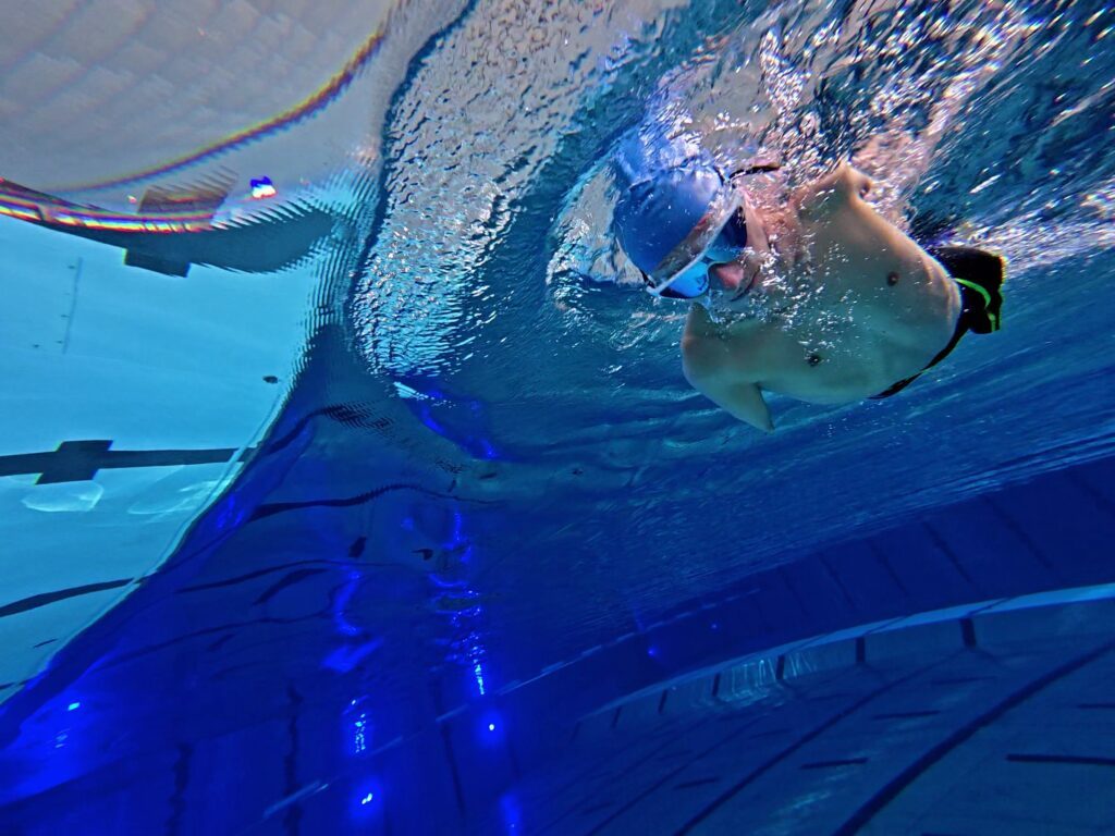 Janis McDavid wurde ohne Arme und Beine geboren, im Wasser bewegt sich vor allem durch Wellenbewegung seines Rumpfes voran