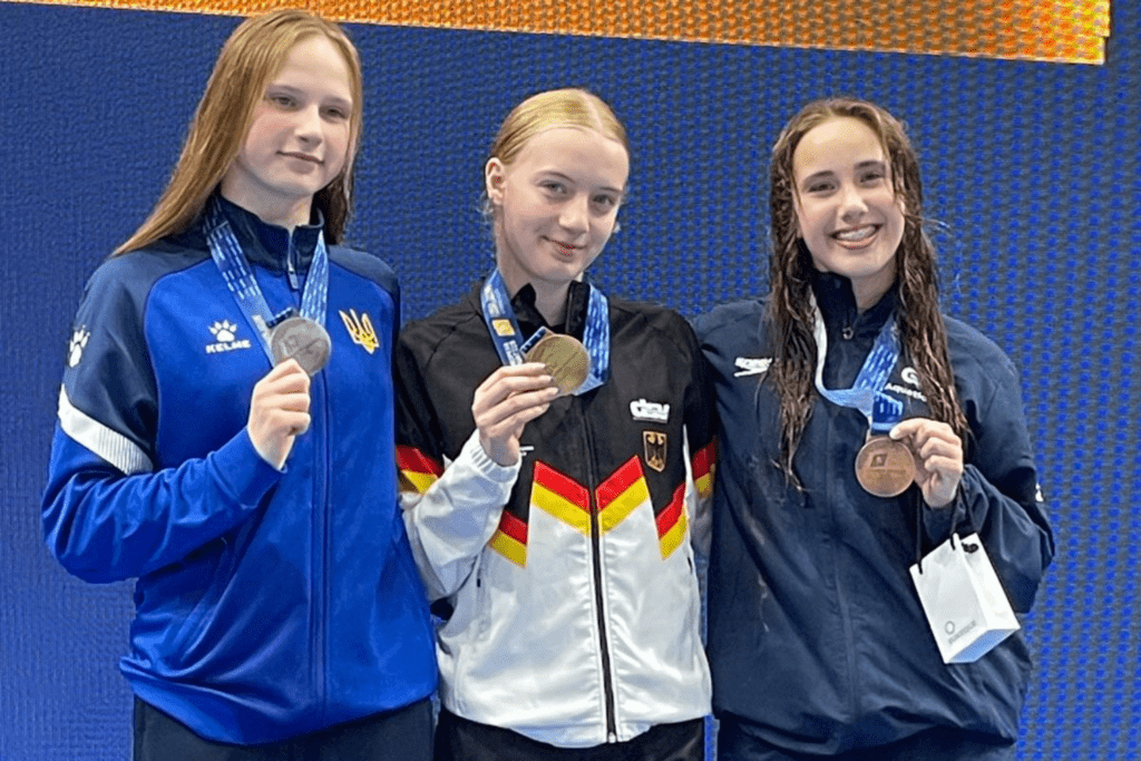 Das Podium vom 3m-Brett der weiblichen Jugend B bei der JEM Wasserspringen 2025 in Athen mit Siegerin Jella Kiphut aus Deutschland