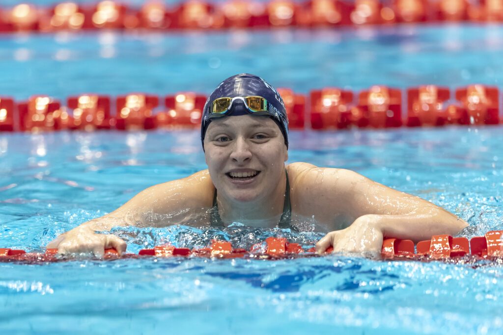 Schwimmerin Lena Ludwig strahlt nach ihrem Sieg über 100m Brust bei den Deutschen Jahrgangsmeisterschaften 2025 in Berlin