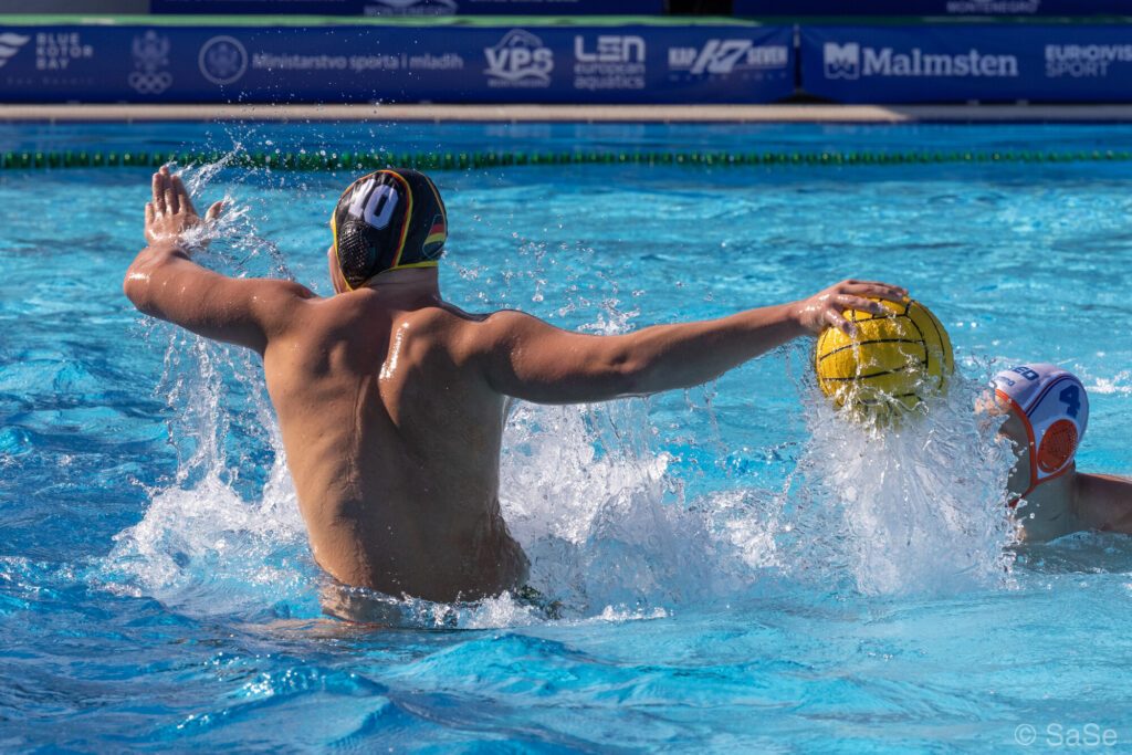 Wasserballer Mark Dyck aus Deutschland wirft den Ball bei der U19-EM 2022 in Podgorica
