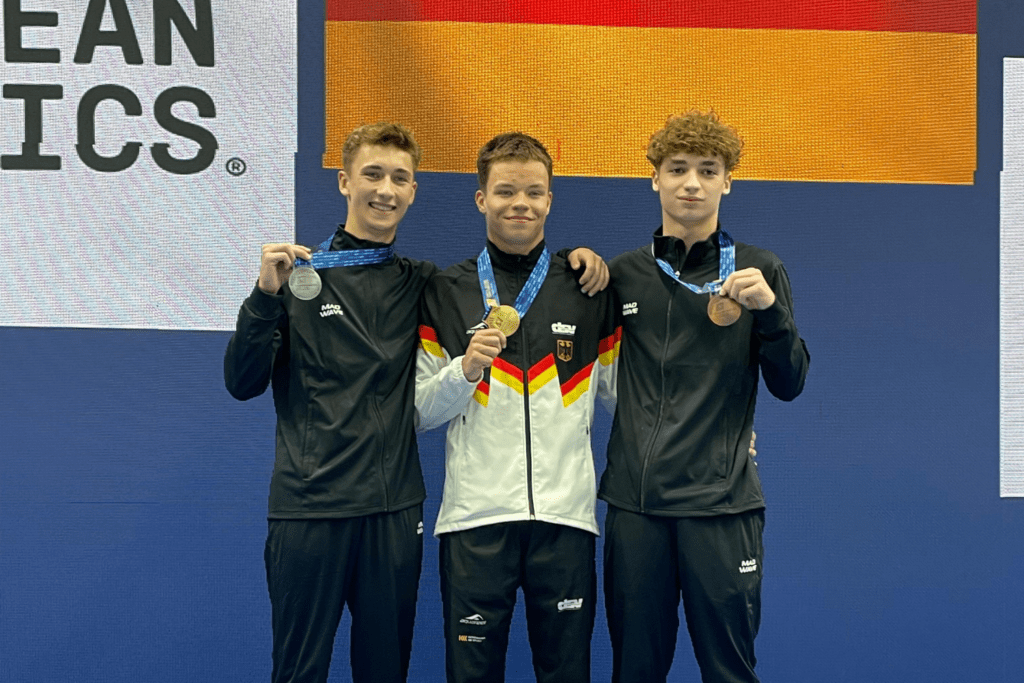 Waserspringer Ole Rösler aus Deutschland mit den anderen beiden Medaillengewinnern im Turmspringen bei der JEM 2025 in Athen