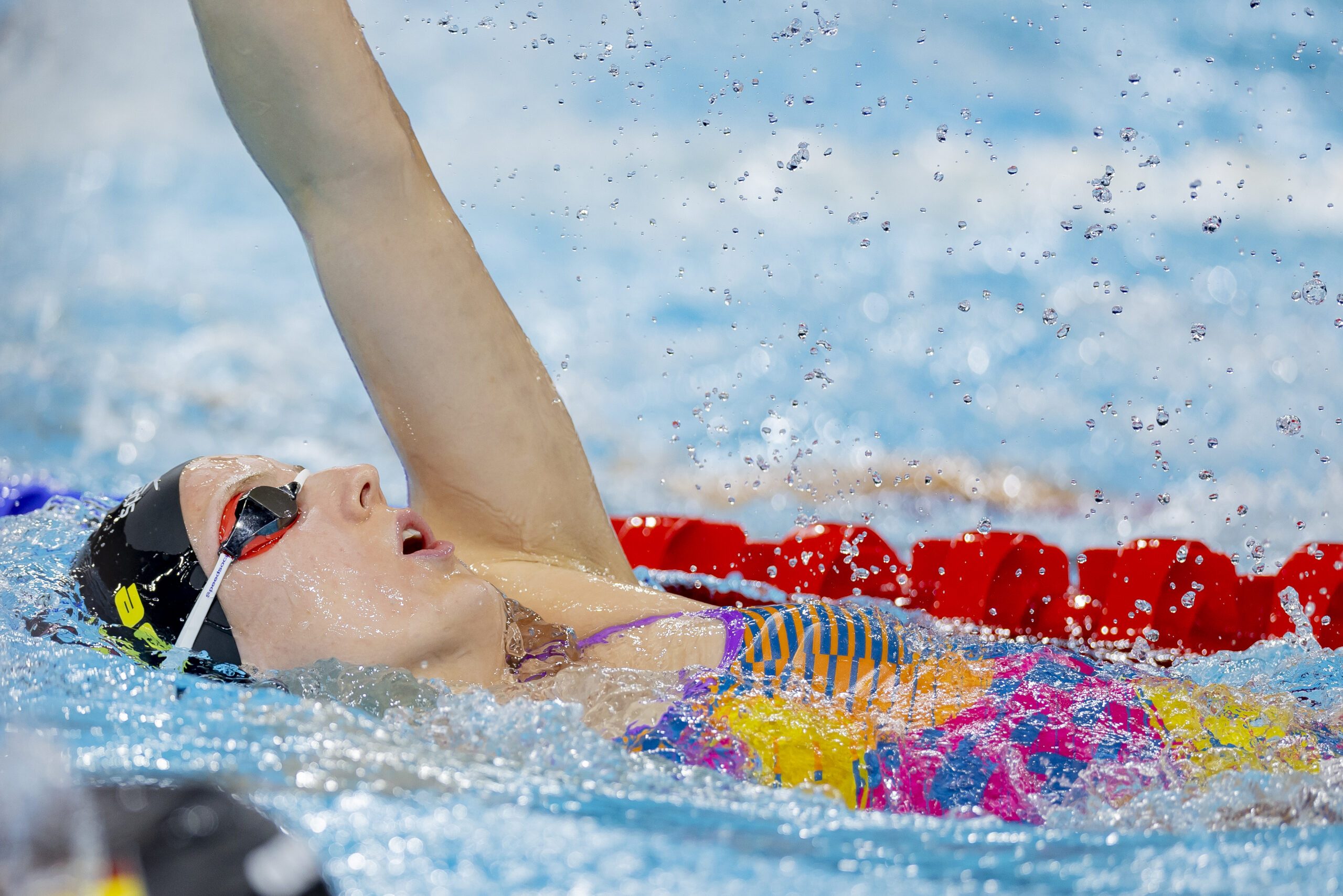 Isabel Gose schwimmt sich bei den Olympischen Spielen in Paris in Rückenlage ein.