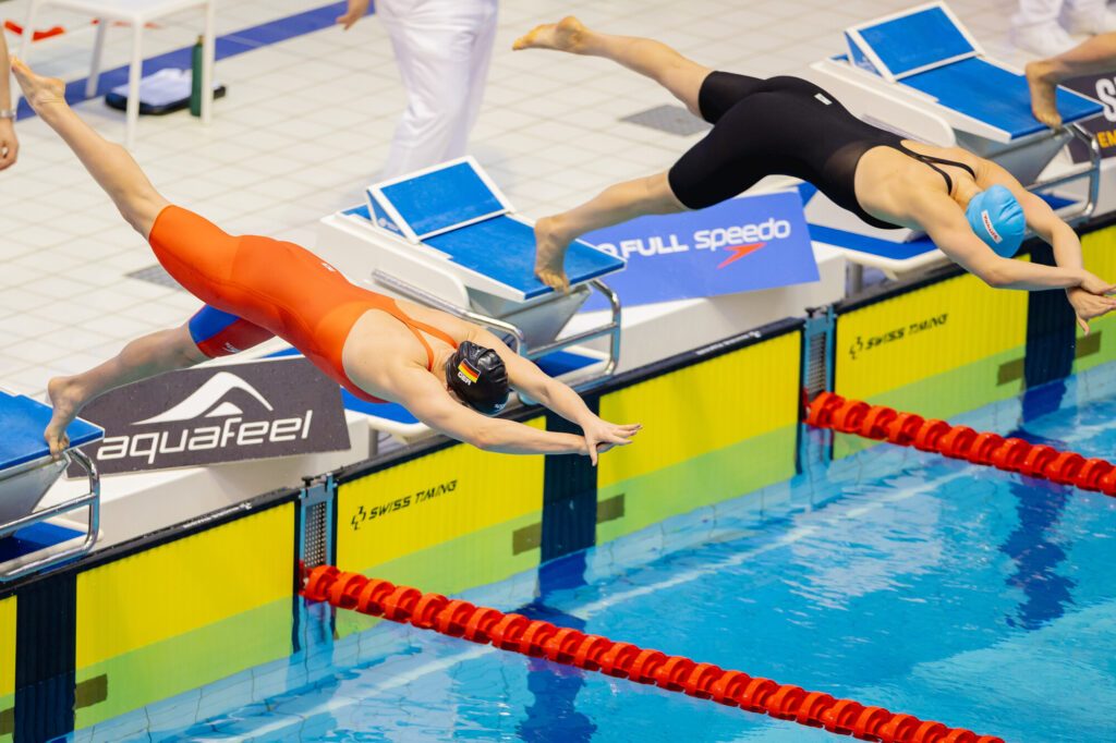 Schwimmerin Angelina Köhler springt bei den Deutschen Meisterschaften 2025 in Berlin vom Startblock ins Becken