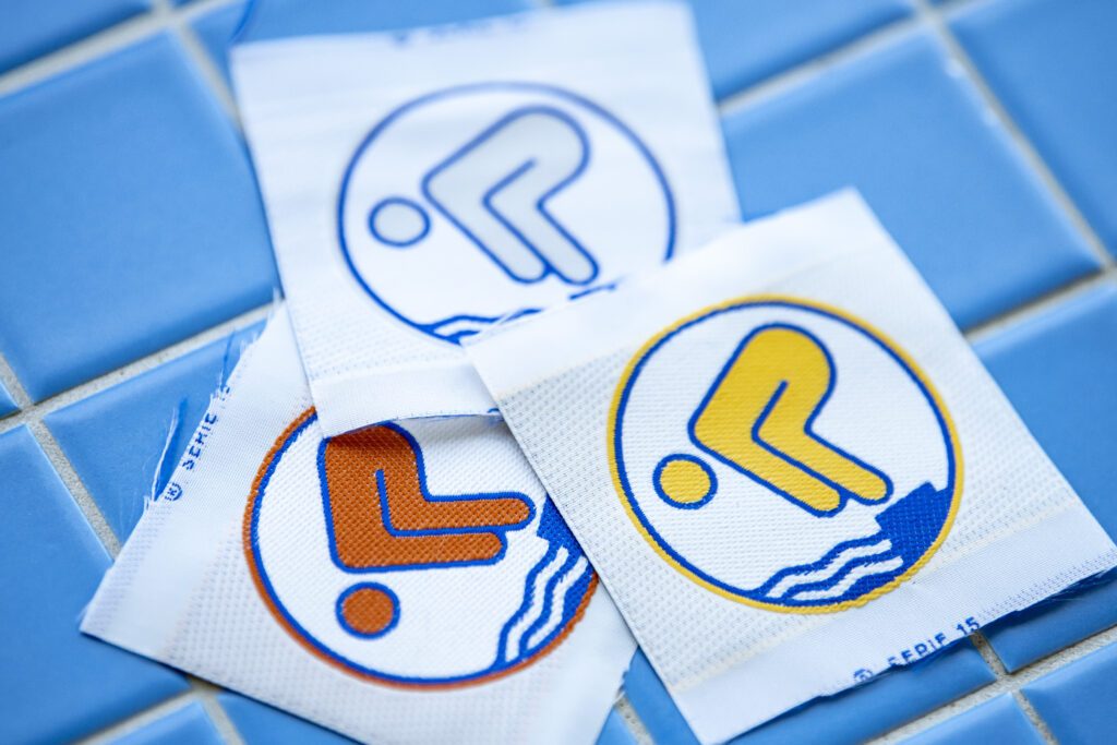 Die Aufnäher für die Schwimmabzeichen in Gold, Silber und Bronze