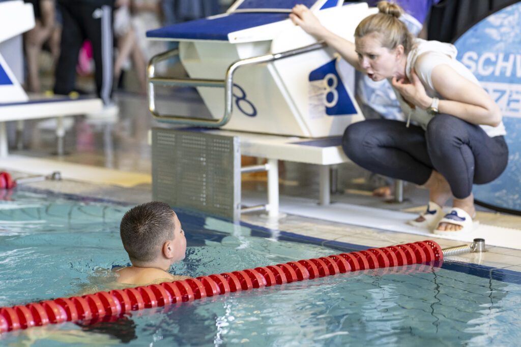 Olympiasiegerin Britta Steffen motivierte bei der Schwimmprüfung
