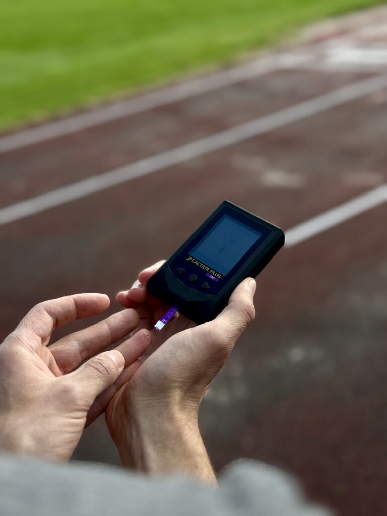 Das LACTATE PLUS Gerät zur Laktatmessung