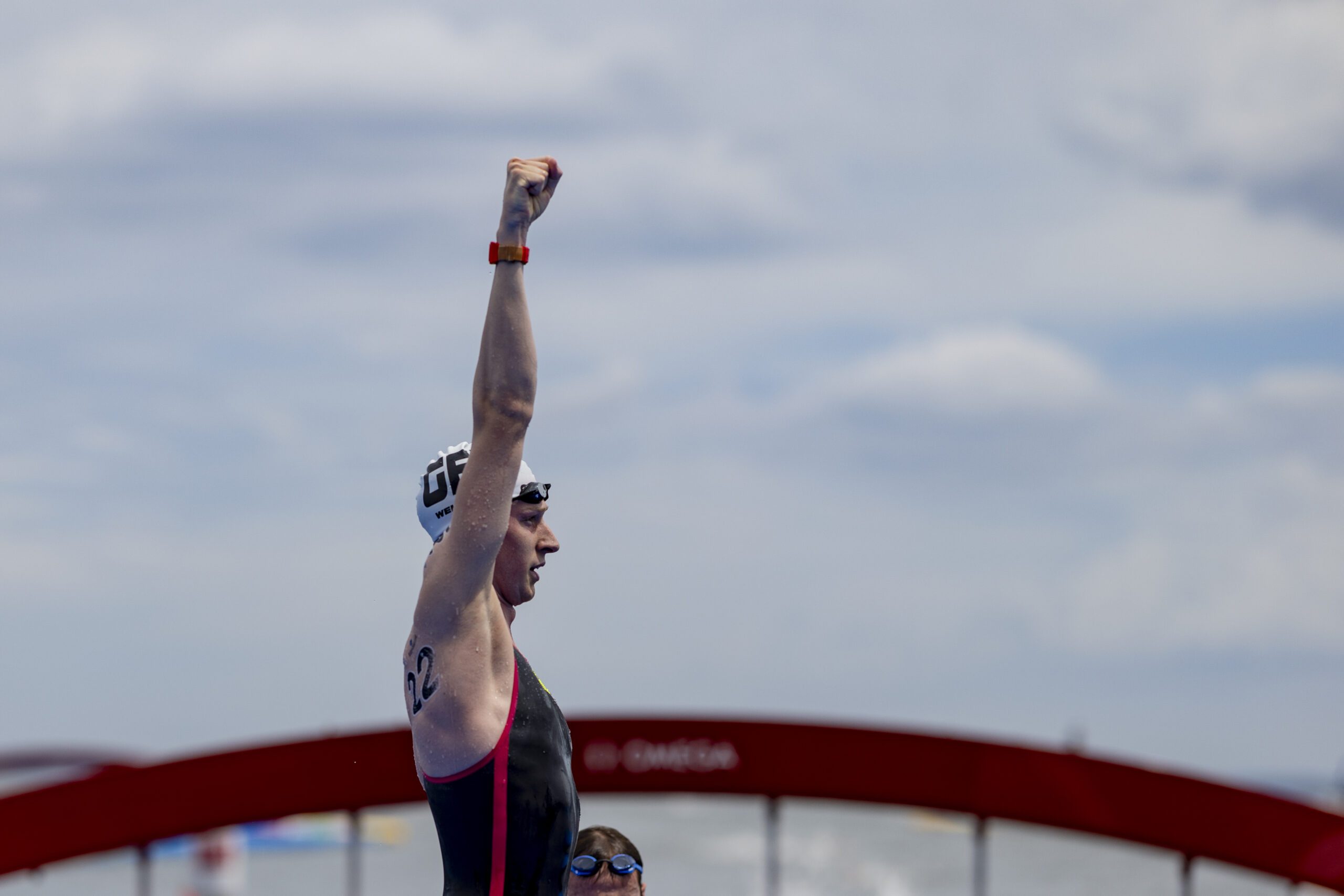 Der Freiwasserschwimmer Florian Wellbrock reckt nach seinem Sieg die Faust in die Luft