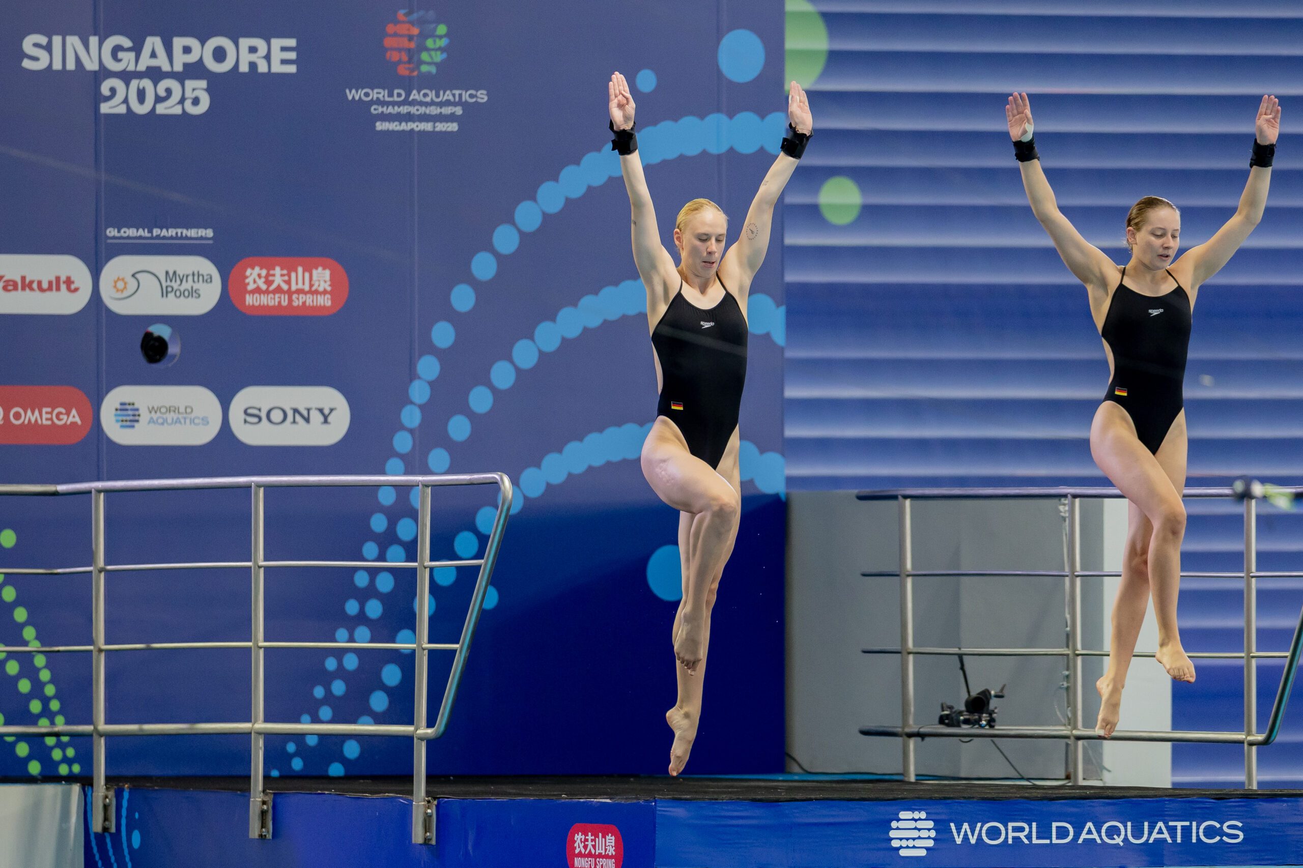 Aquatics Center, Singapur 28.7.2025: World Aquatics Championships Singapur 2025 - Wasserspringen 10m Synchro Frauen, Pauline Pfeif, Carolina Coordes (Photo by JoKleindl)