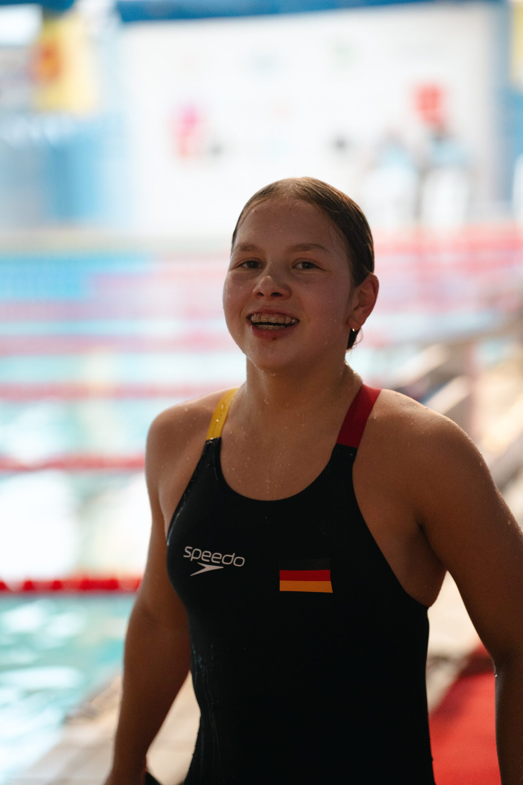 Die Schwimmerin Evelyn Wegrotzki lächelt nach ihrem Rennen in die Kamera