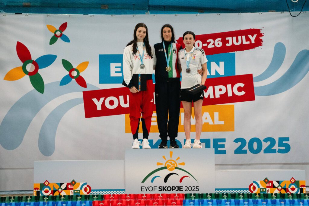 Zarina Selomivic (r.) wurde Dritte über 200m Freistil