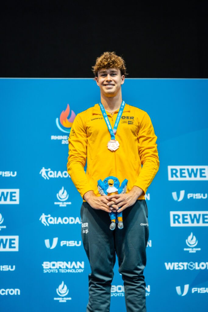 Wasserspringer Tim Axer jubelt bei den FISU World University Games 2025 über die Bronzemedaille vom 1m-Brett