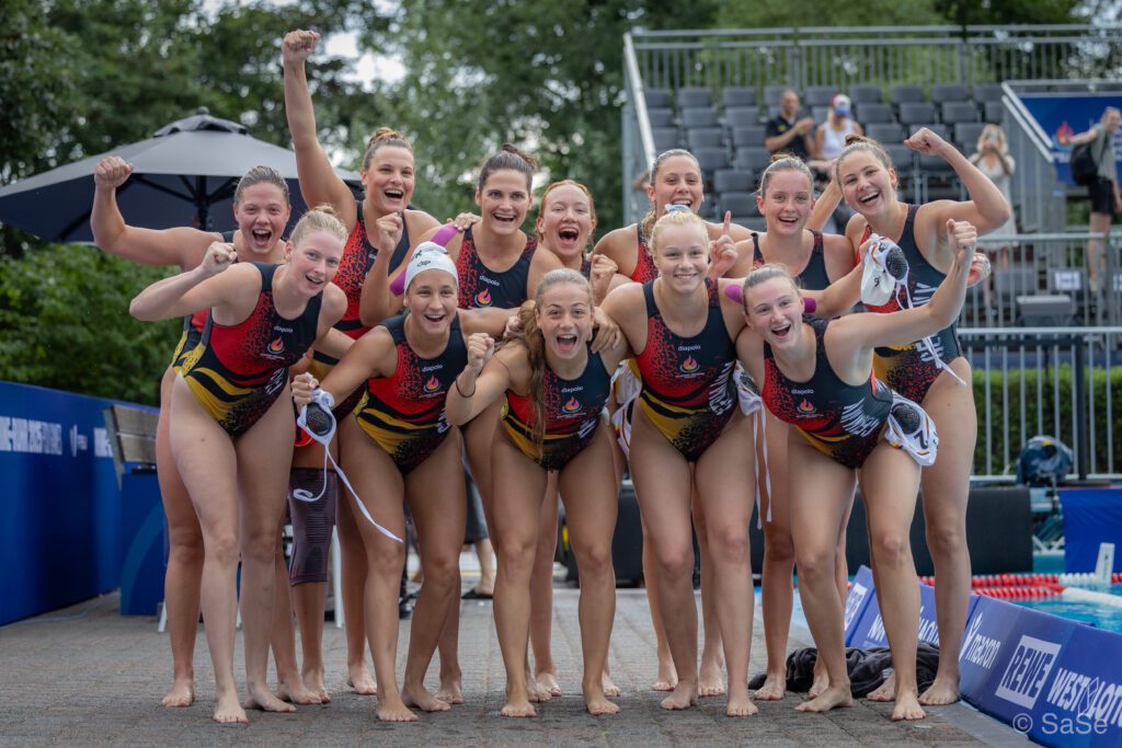 Die deutschen Wasserballerinnen bejubeln den Halbfinaleinzug bei den FISE World University Games 2025 in Duisburg