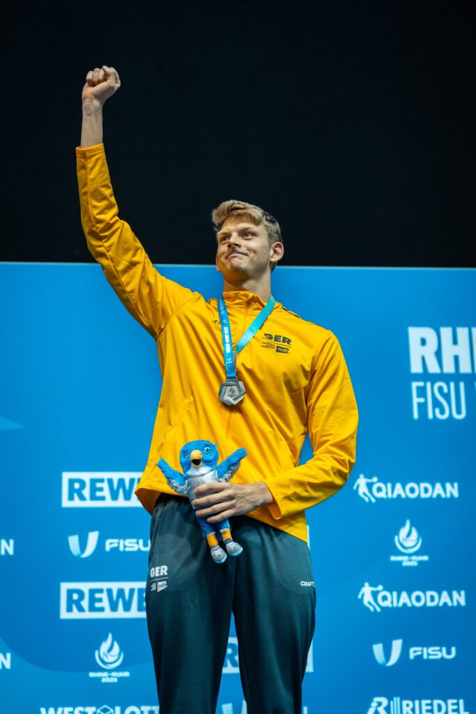 Schwimmer Björn Kammann jubelt bei den FISU World University Games 2025 über die Silbermedaille über 50m Schmetterling