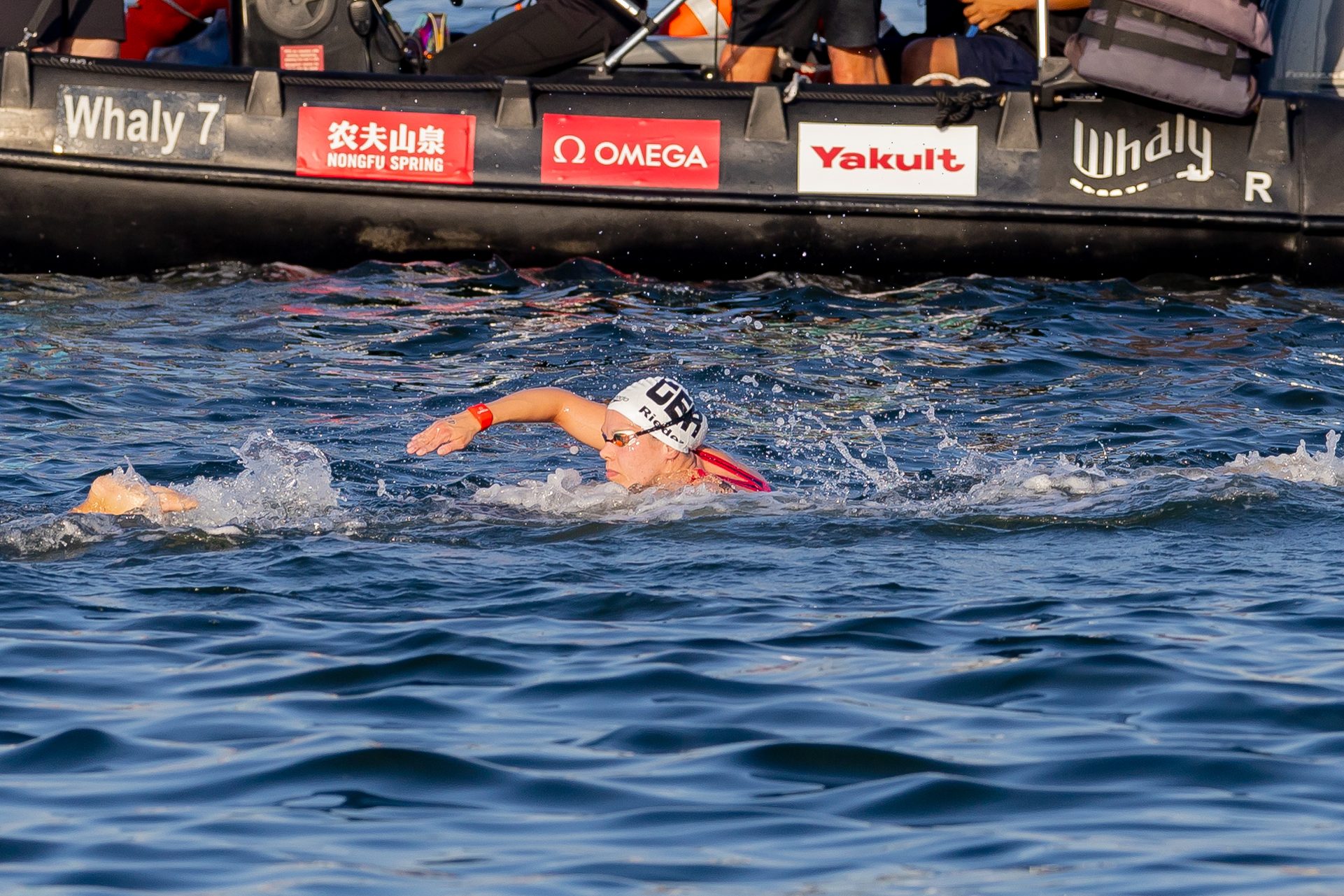 Celine Rieder krault im WM-Freiwasserrennen vor der Insel Sentosa