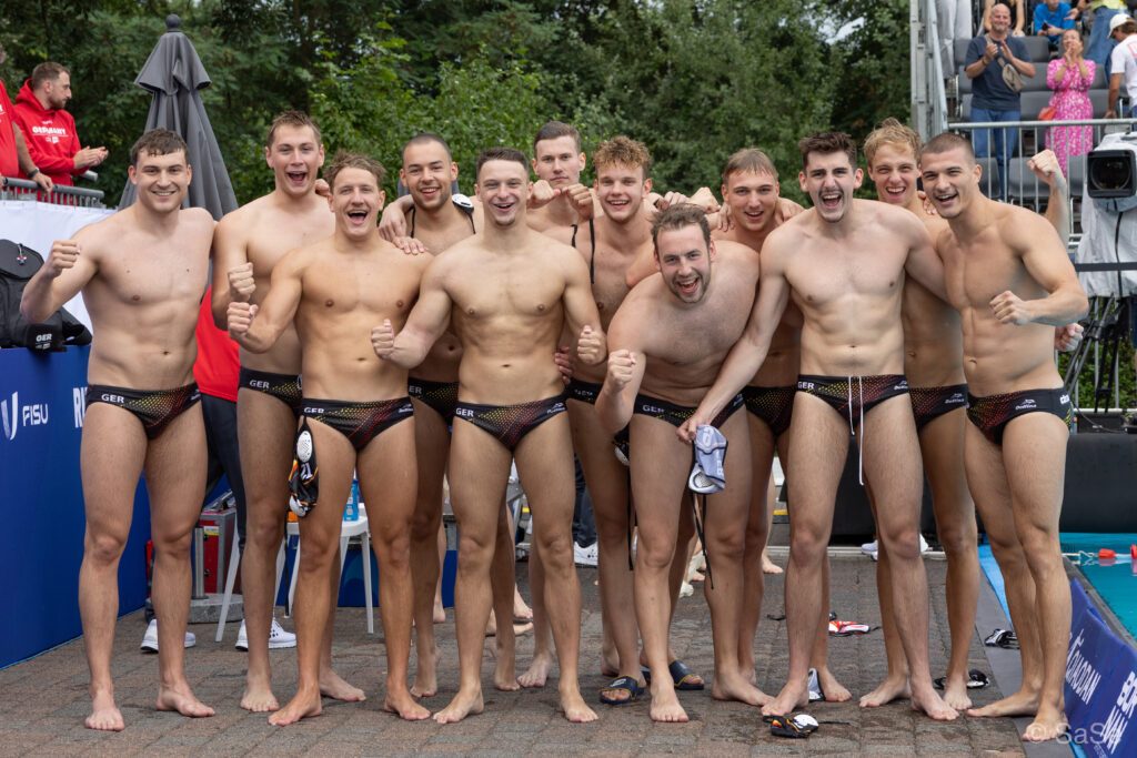 Teamfoto der deutschen Wasserballer nach dem Sieg im Viertelfinale gegen Südkorea bei den FISU World University Games 2025 in Duisburg