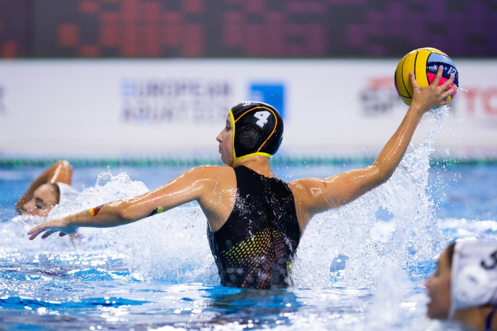 Wasserballerin Emma Fehmel aus Deutschland beim Torwurf bei der U16-EM 2025 in Istanbul