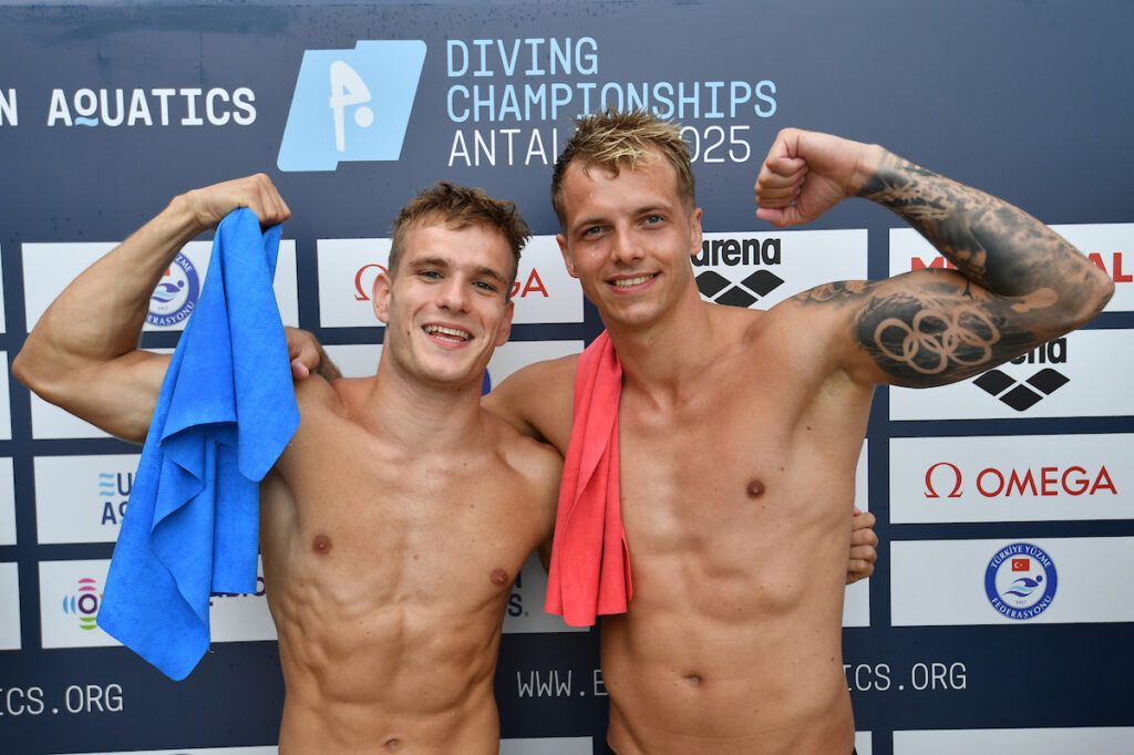 Moritz Wesemann (l.) und sein Synchronpartner Timo Barthel bejubeln den Europameistertitel vom 3m-Brett