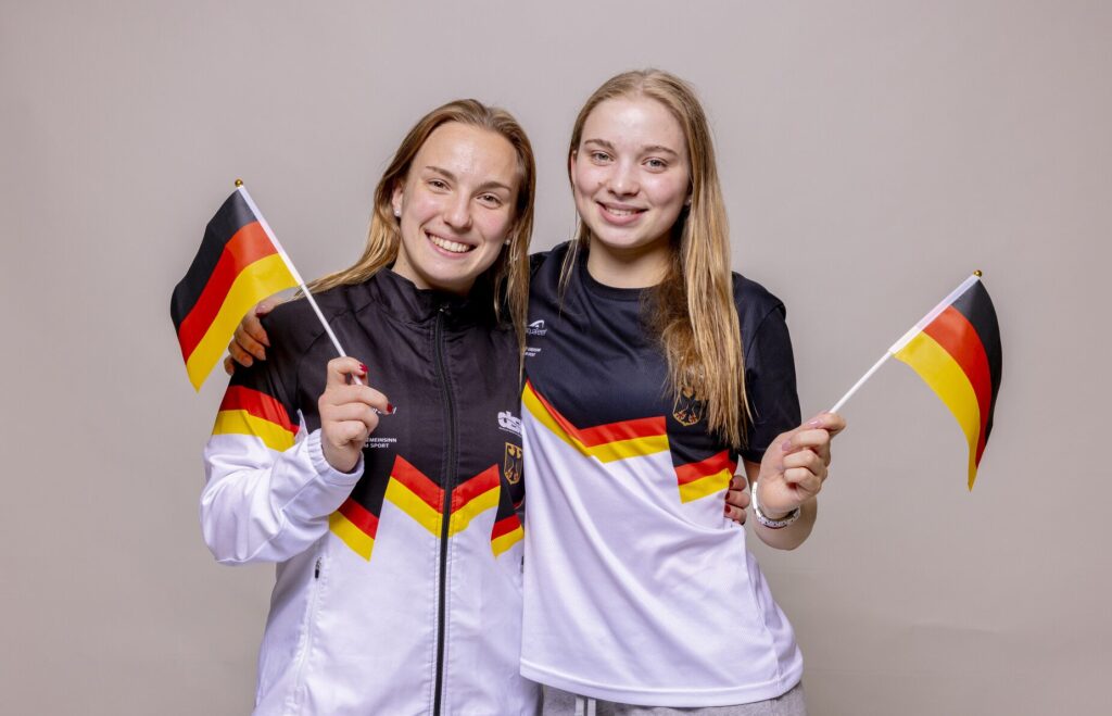 Die Wasserspringerinnen Lena Hentschel und Jette Müller posieren am Rande der Deutschen Meisterschaften 2024 in Berlin in der Einkleidung des Deutschen Schwimm-Verbandes