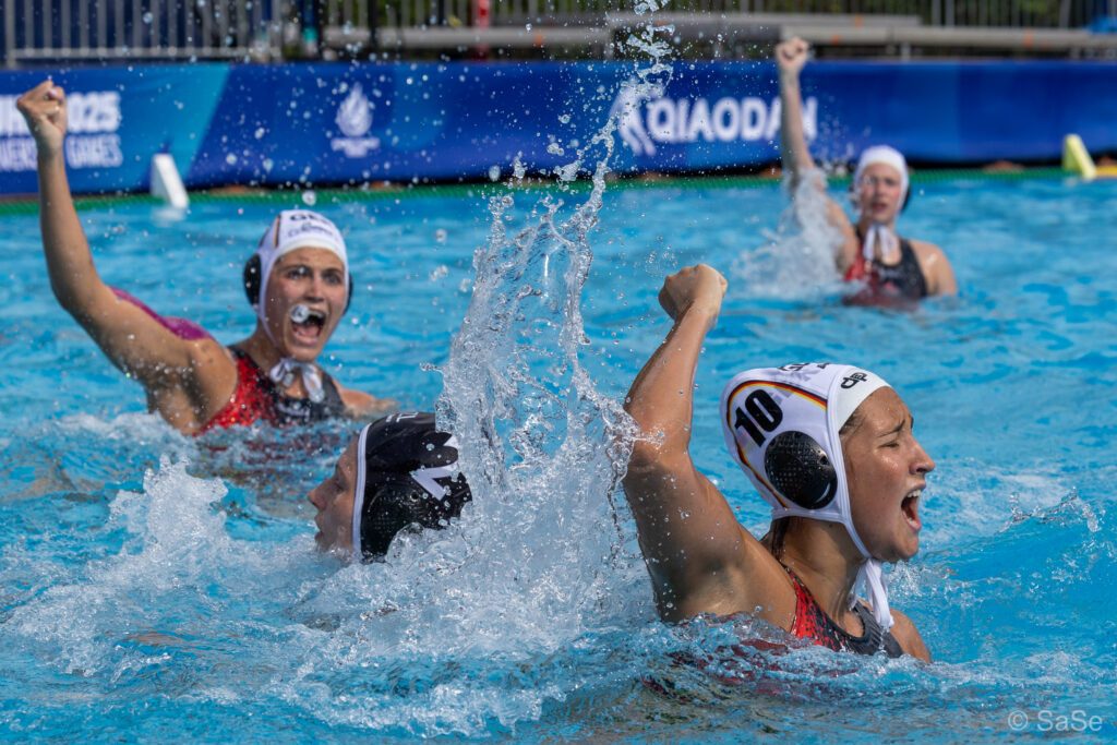 Die deutschen Wasserballerinnen jubeln im Becken nach dem Finaleinzug bei den FISU World University Games 2025 in Duisburg durch einen Sieg gegen Neuseeland