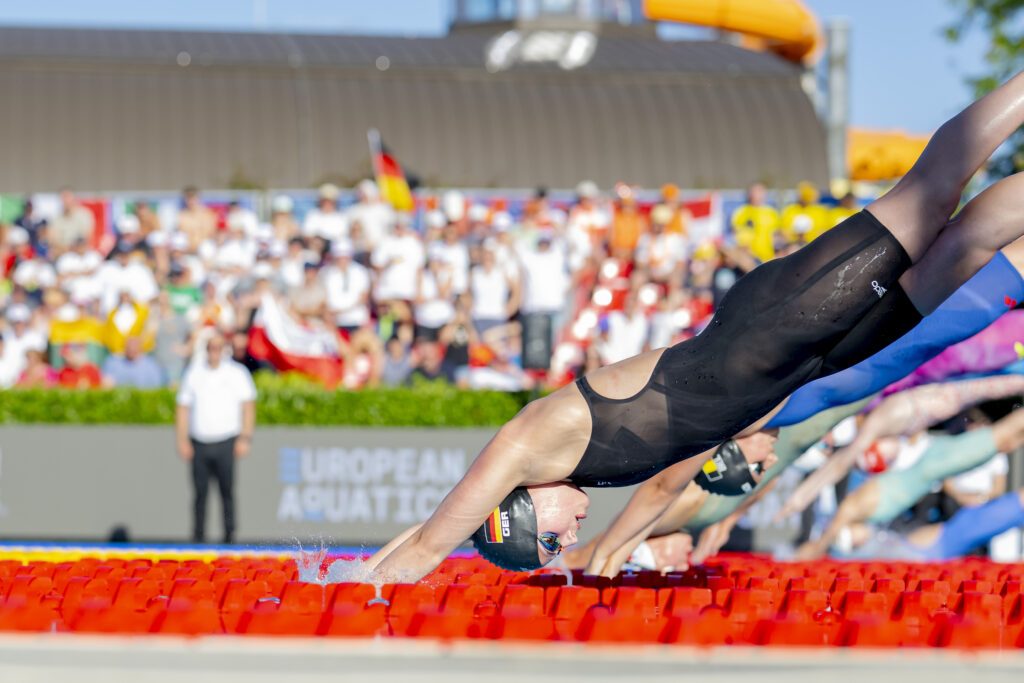 Schwimmerin Juliana Buttler aus Deutschland beim Startsprung bei der EM der Junior*innen 2025 in Samorin in der Slowakei