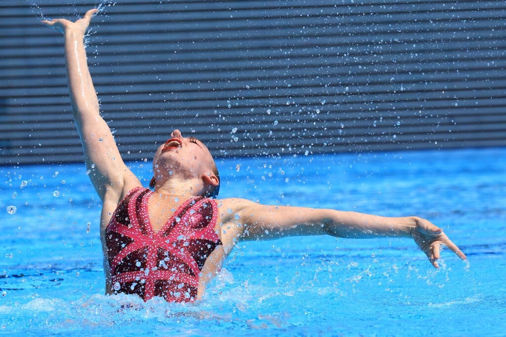 Synchronschwimmerin Klara Bleyer aus Deutschland schwimmt in der Freien Kür des Solowettbewerbs bei der EM 2024 in Belgrad