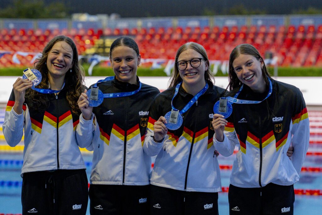 Noelle Benkler, Linda Roth, Lena Ludwig und Yara Fay Riefstahl (v.l.) sind happy nach der Siegerehrung